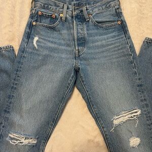 LEVIS Distressed Blue Jeans